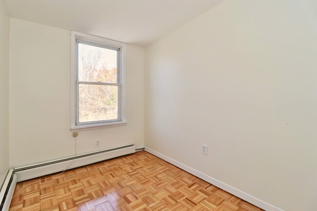 Building Photo - 318 5th St