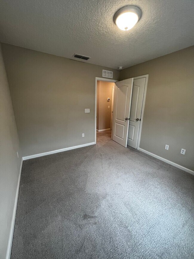 Building Photo - Beautiful 3 Bed 2.5 Bath Townhome with att...