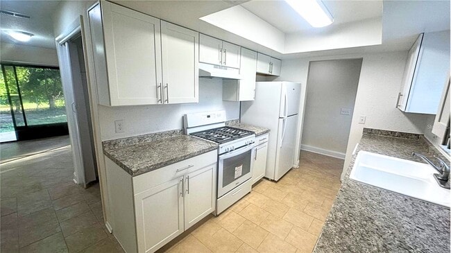 Building Photo - 3 Carriage Hill Cir