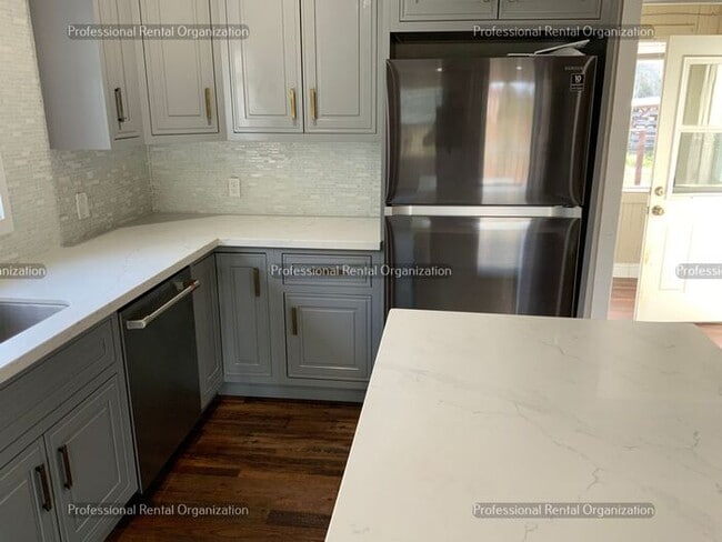 Building Photo - Country property minutes from downtown Pet...