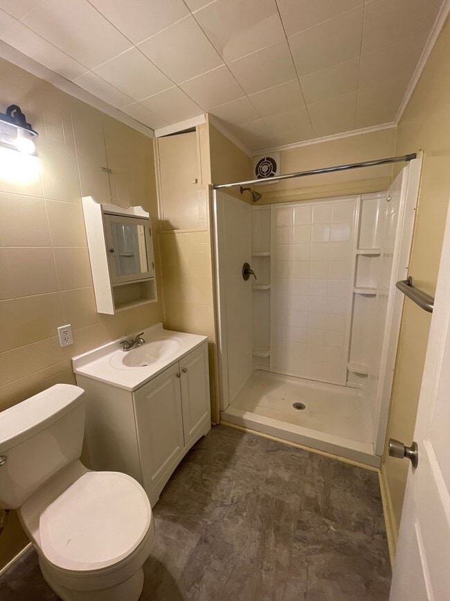 Building Photo - Renovated 3 bed 1 bath with River views fr...