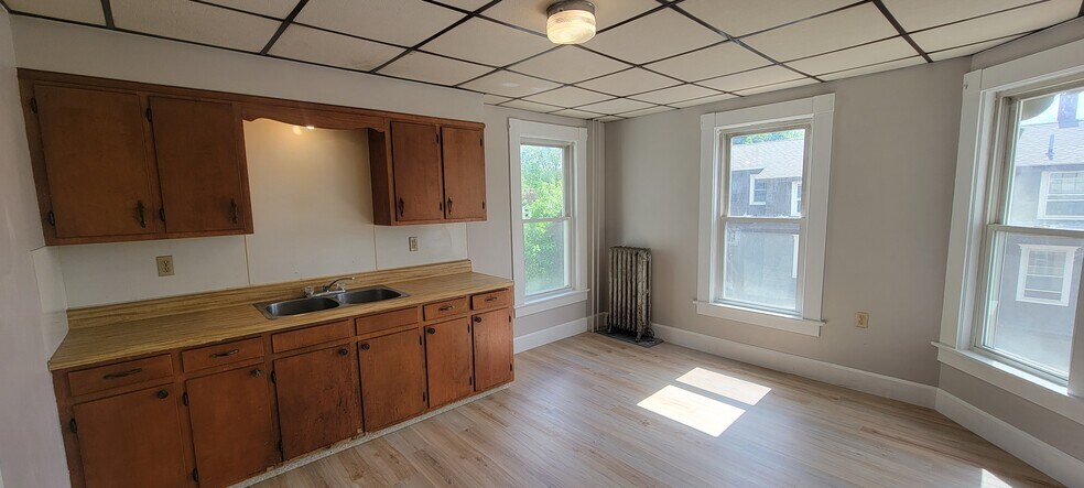 Kitchen - 47 Pine St
