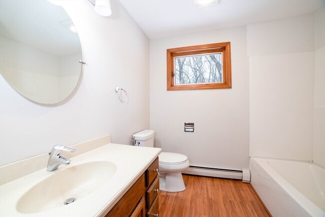 Building Photo - 160 Floral St