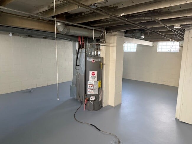 Building Photo - West Allis 3 bedroom 1 bath 2.5 car garage