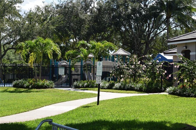 Building Photo - 991 Crestview Cir