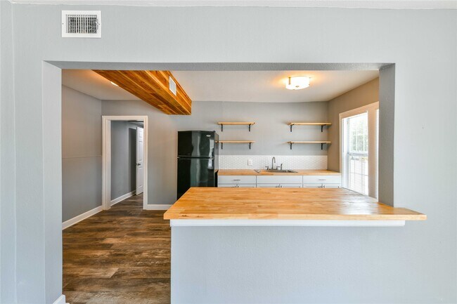 Building Photo - 4615 Schroeder St