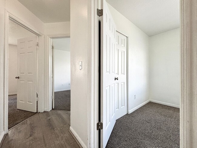 Building Photo - Bright & Spacious Rambler in Rose Park!