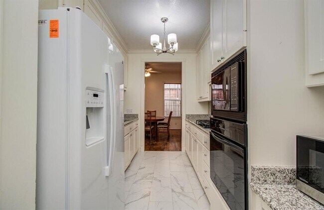 Building Photo - 6855 Bellgreen Dr