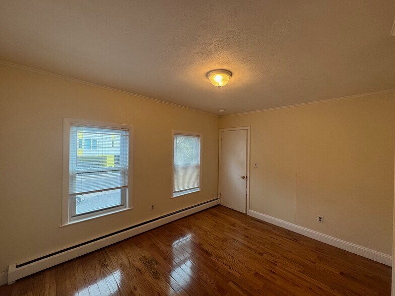 Building Photo - 213 Beacon St