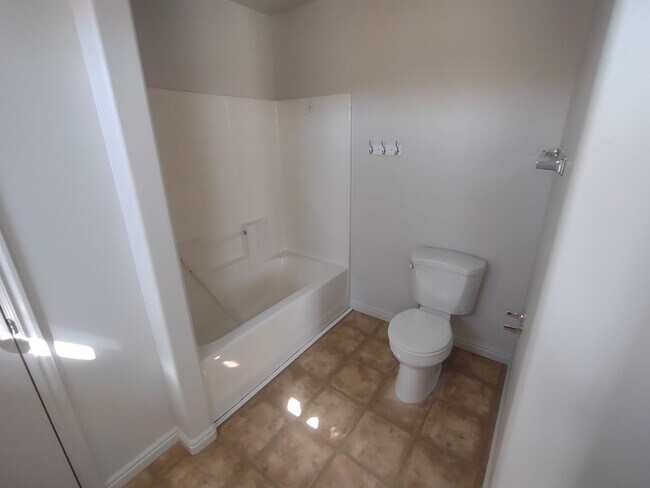 Building Photo - Fox Cove Unit