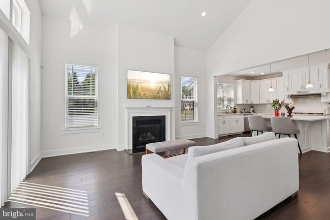 Building Photo - 2 Dogleg Ln