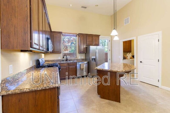 Building Photo - 425 E Woodland Dr