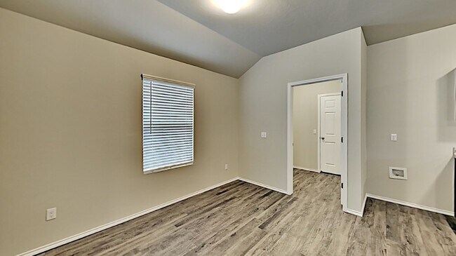 Building Photo - Very Nice 3 Bedroom 2 Bath Home in Yukon Schools