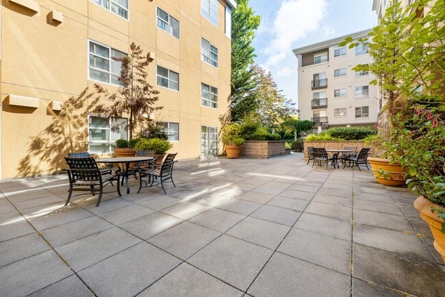 Building Photo - Beautiful 2 Bed 1.75 Bath Condo in Downtown Bellevue