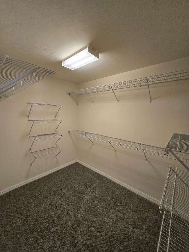 Building Photo - 2 Bed / 2.5 Bath Townhome with Upstairs Office/Sitting Area – Eagle Trace