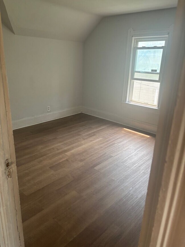 Building Photo - Section 8 welcome, 3 bedrooms 1.5 Bath. Sp...
