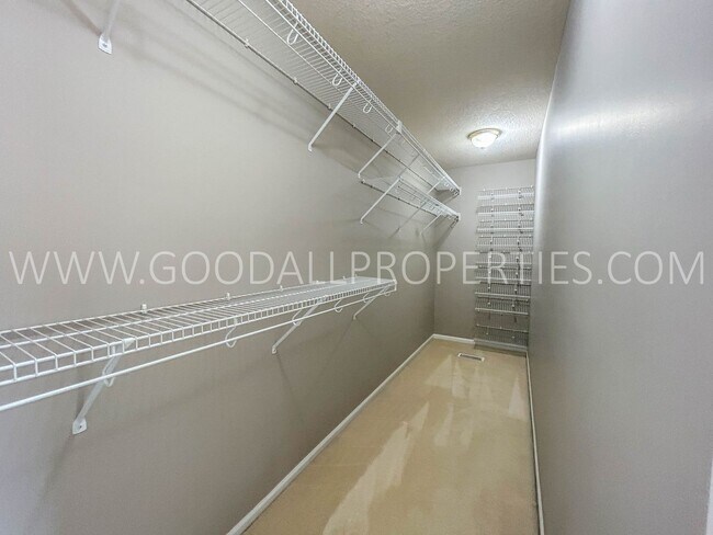 Building Photo - 3 Bedroom Single-Family home in West Des Moines with a fully fenced in yard!