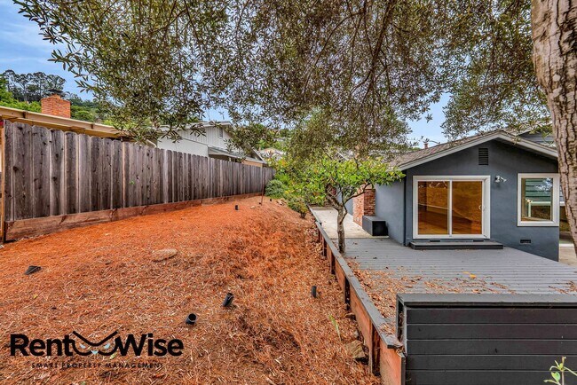Building Photo - 315 Crestmont Dr