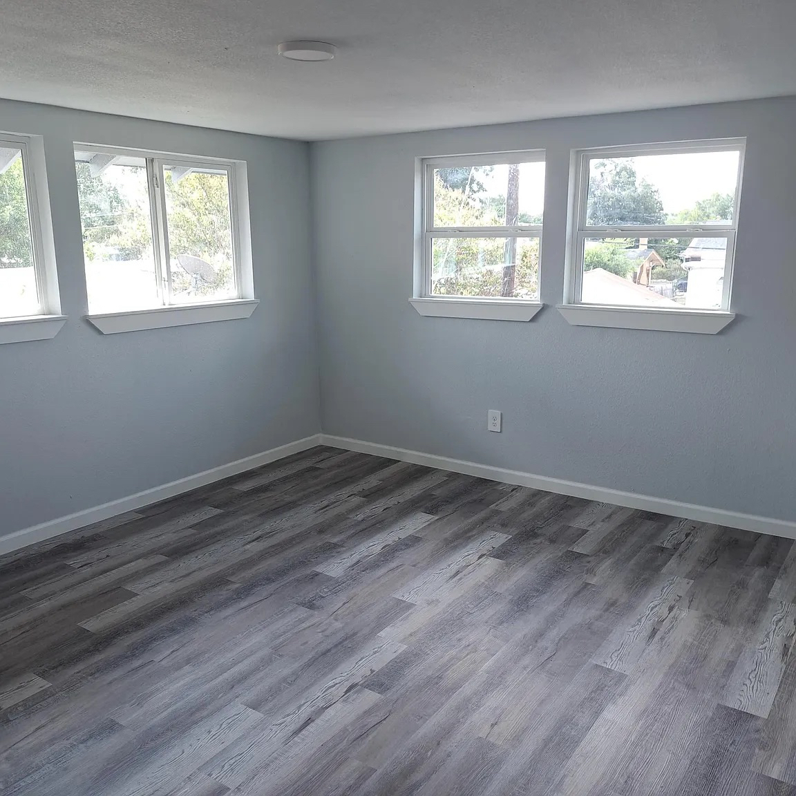 Building Photo - Room in House on Hicks Ave