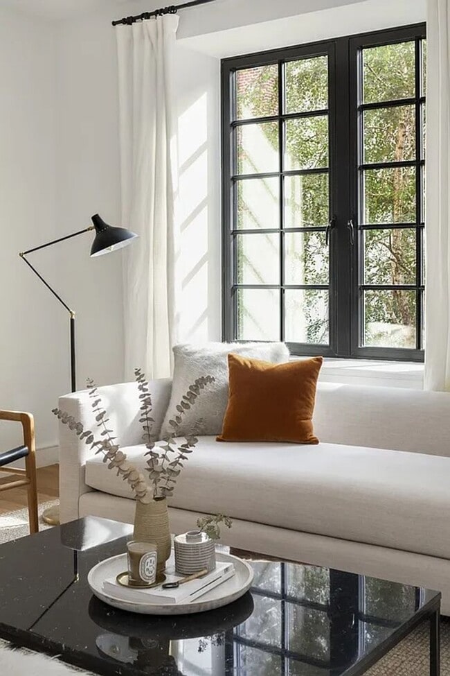 Building Photo - 245 E 78th St