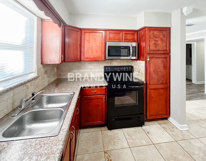 Building Photo - 7227 Stonehurst Rd N