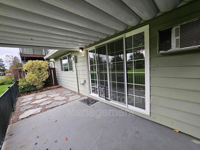 Building Photo - 1814 NE 19th St