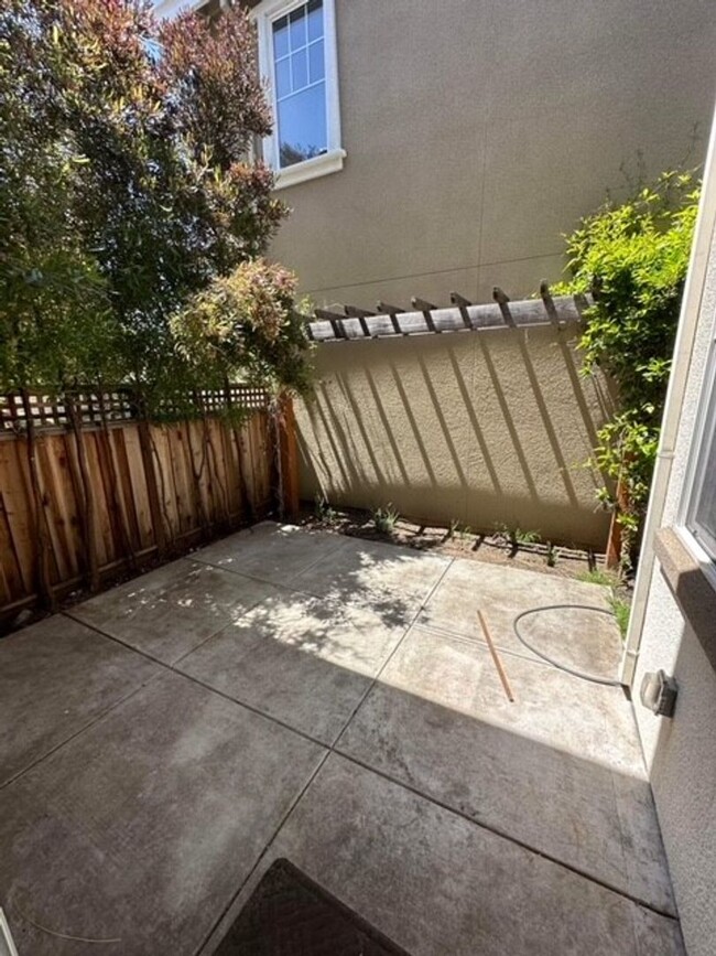 Building Photo - Newer 4 bedroom 3 bath home available