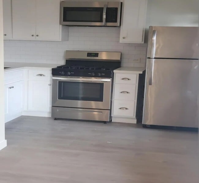 Building Photo - 8616 Holloway Dr