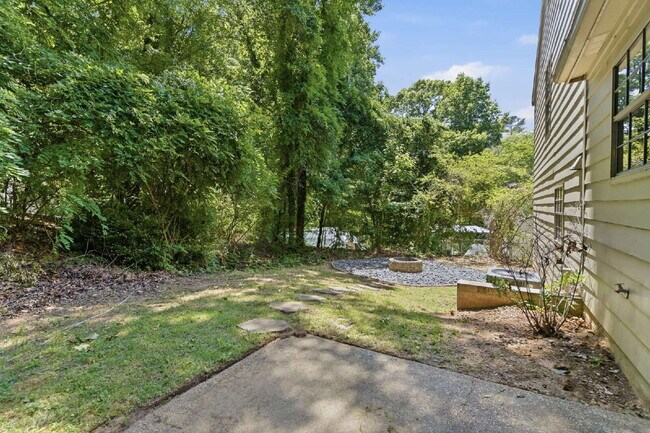 Building Photo - Renovated Alpharetta Ranch — Walking Distance to Haynes Bridge Middle, Top-Rated Schools