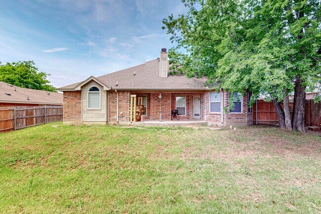 Building Photo - Available July | 4-bedroom 2 bath home in ...