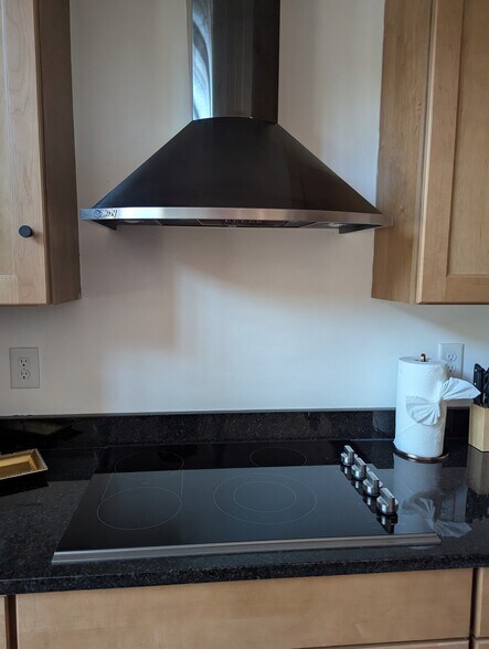 Electric stovetop - 3812 James Ed Rd