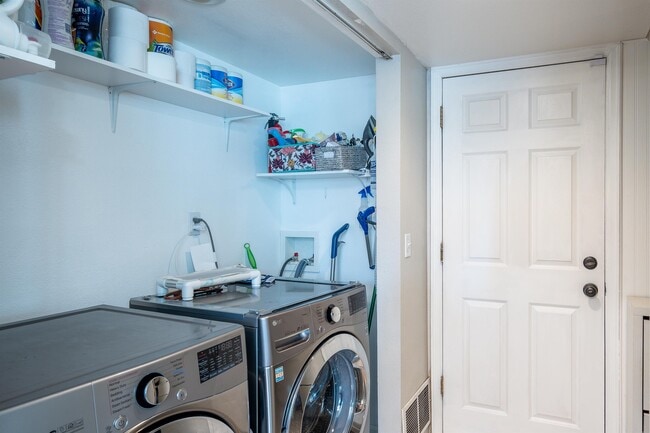 Building Photo - 857 Regent Ct