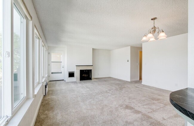 Building Photo - Spacious Queen Anne Condo with gorgeous views! Move in Special $700 off first month!