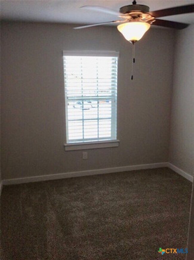 Building Photo - 562 Creekside Frst