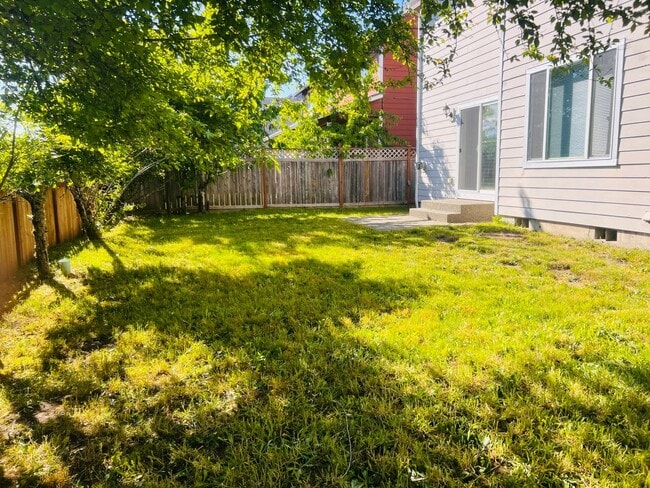 Building Photo - Enormous 4 Bed 2.5Bath + Bonus Room Great Lacey Neighborhood
