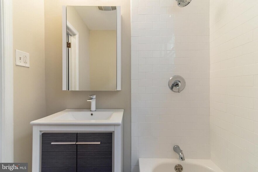Bathroom - 1523 S Mole St