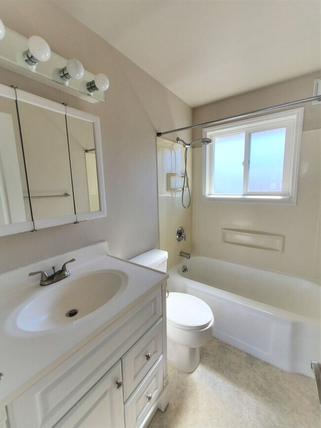 Building Photo - Adorable Second Floor Condo