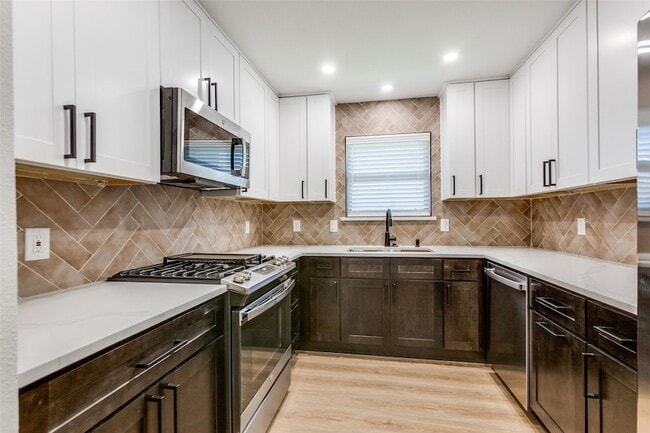 Building Photo - 2822 Clear Springs Dr