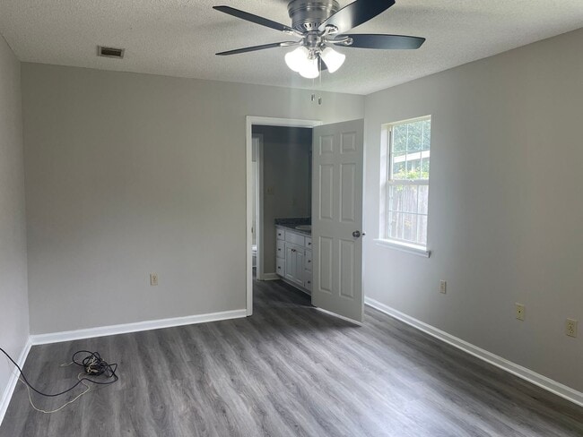 Building Photo - Beautiful 3 Bedroom 2 Bath Home