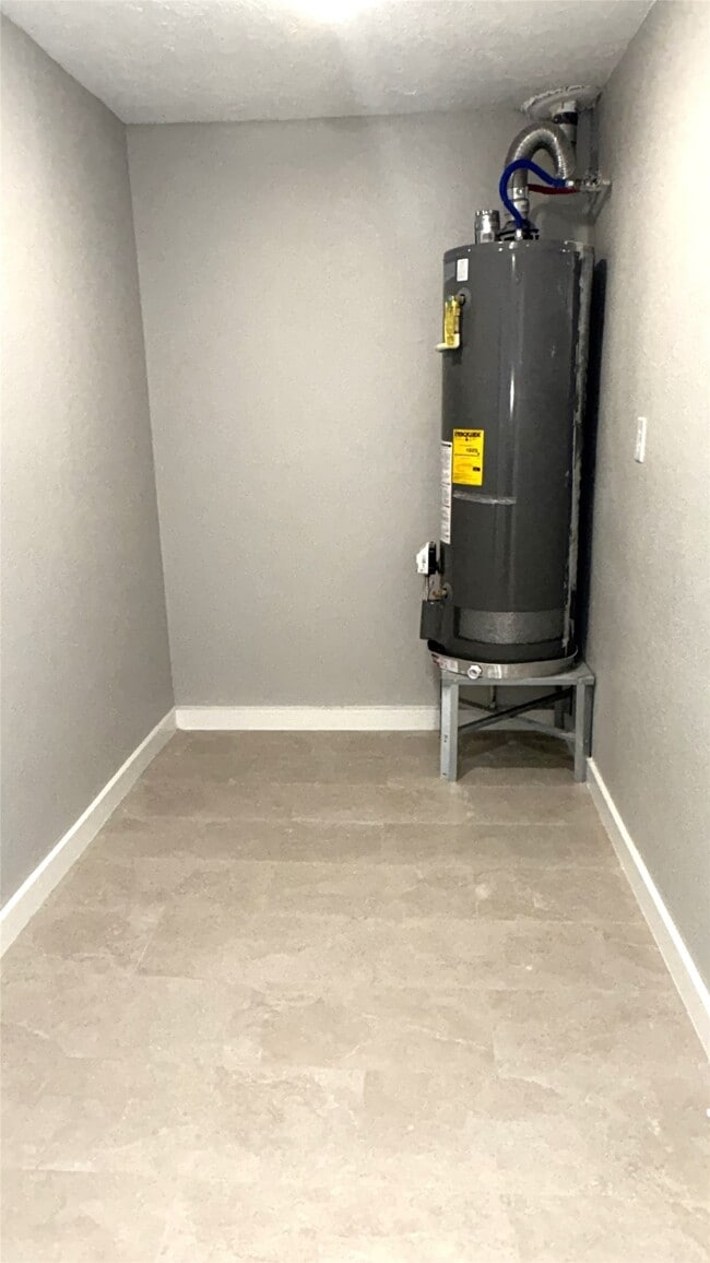 Building Photo - 212 Stratmore Dr