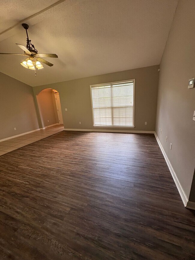 Building Photo - Hampton Place!