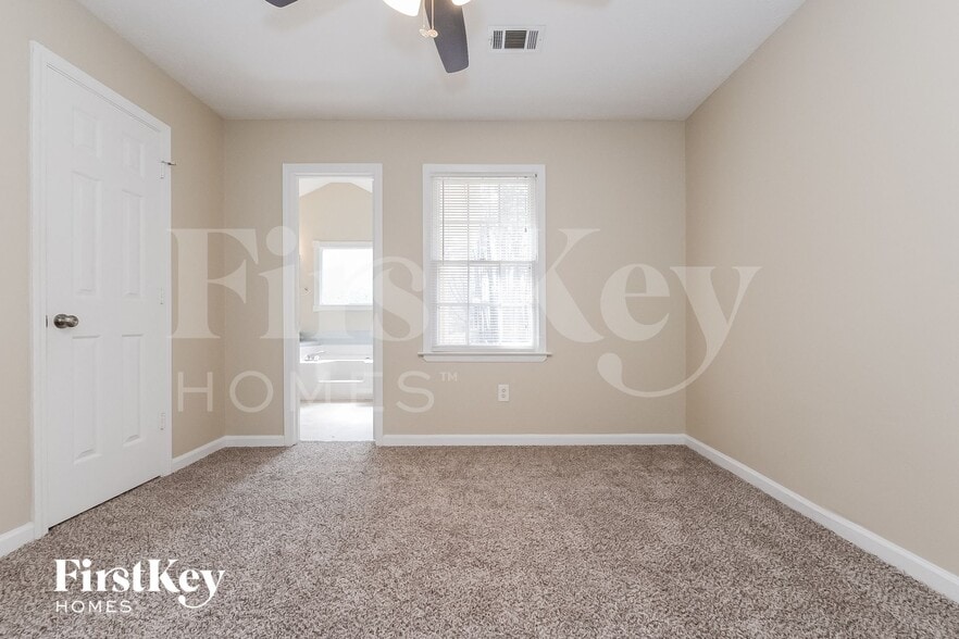 Building Photo - 705 Mills Dr