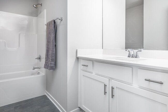 Building Photo - Modern Comfort in the Heart of Norwalk