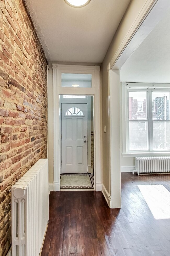 Building Photo - Spacious 3bd/2.5 bath updated townhome in ...