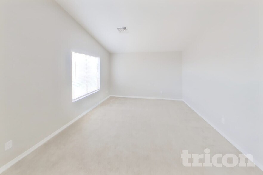 Building Photo - 12922 W Fleetwood Ln