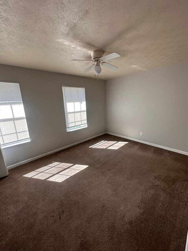 Building Photo - Gorgeous and Spacious 3 BR 1.5 BA Townhome...