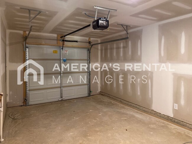 Building Photo - Escape to Lakeside Living in Lincoln! View with 48 Hours Notice!