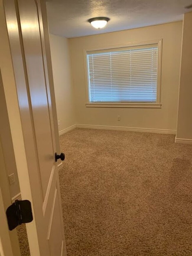 Building Photo - 3 Bed 2.5 Bath ROCK CREEK TOWNHOME in Rexb...
