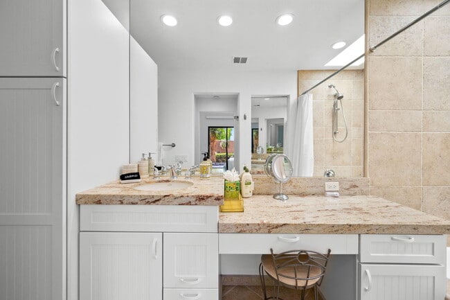 Building Photo - 73416 Mariposa Dr