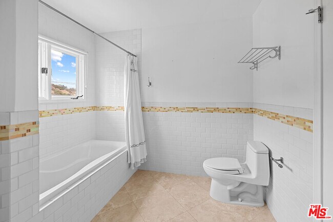 Building Photo - 1759 N Beverly Dr